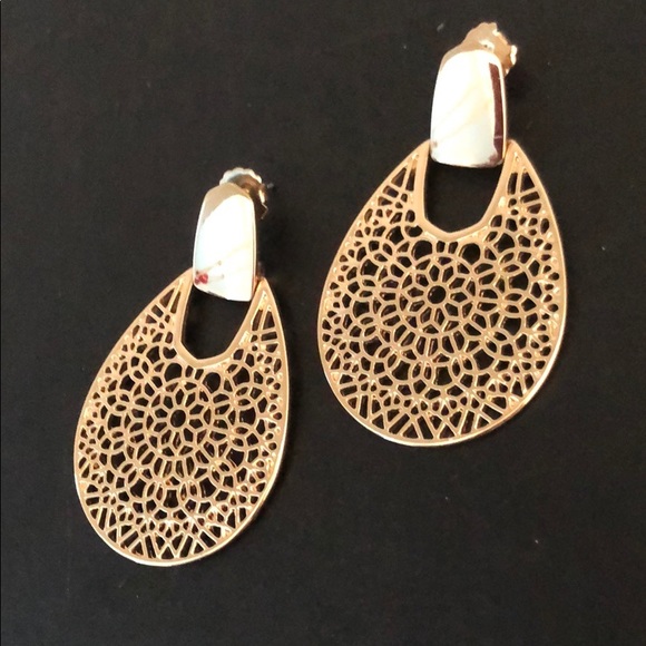 GOLDTONE MODERN DESIGN DANGLING EARRINGS - Picture 5 of 11